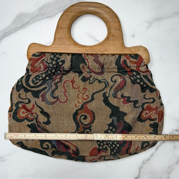 Tapestry handbag with wooden handles by Victoria U.S.A. Vintage - Picture 14 of 17